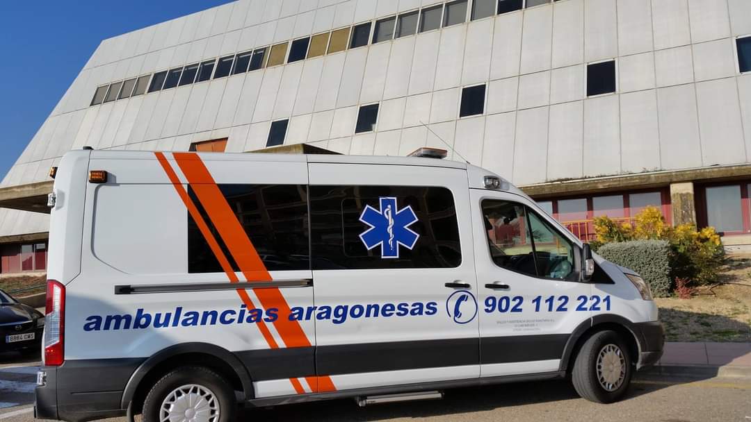 Ambulancia de Ambulancias Aragonesas junto a sus instalaciones