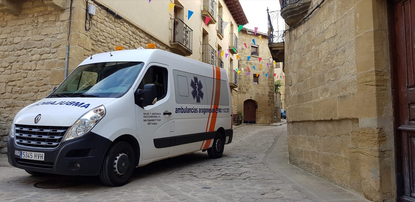 Ambulancia de Ambulancias Aragonesas en las calles de un pueblo durante unas fiestas