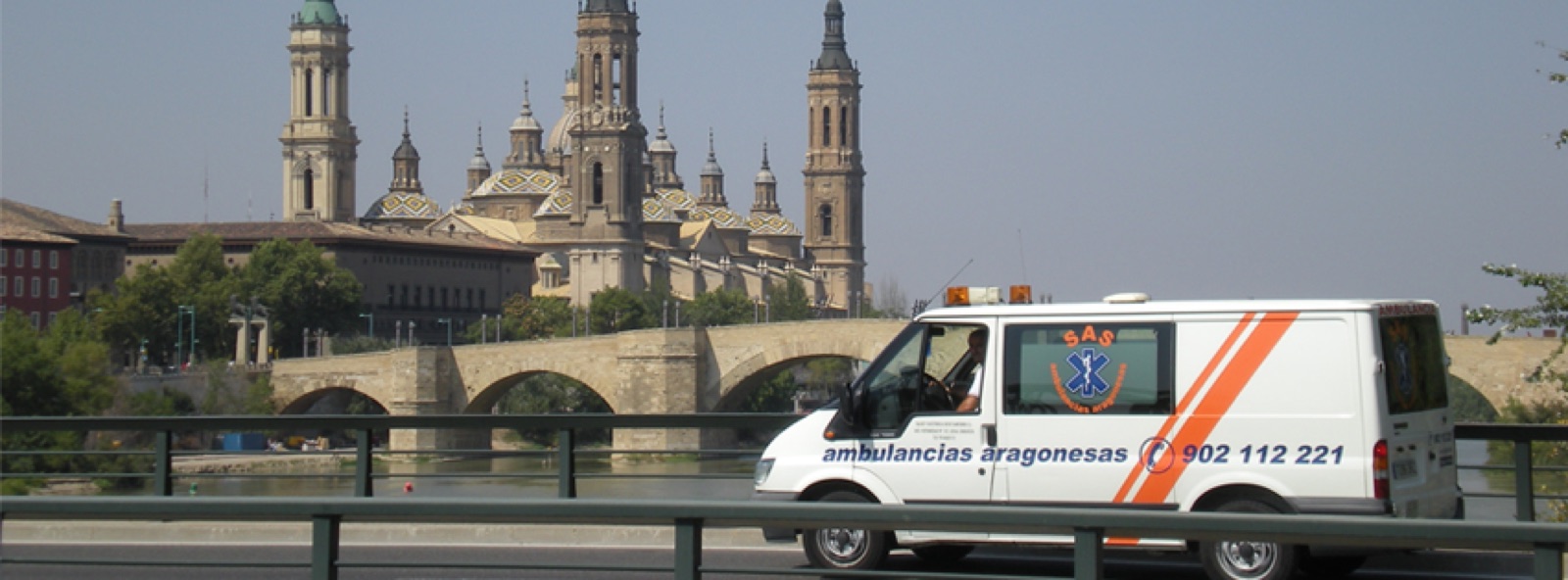 Ambulancia de Ambulancias Aragonesas junto al Puente de Piedra y la Basílica del Pilar, en Zaragoza